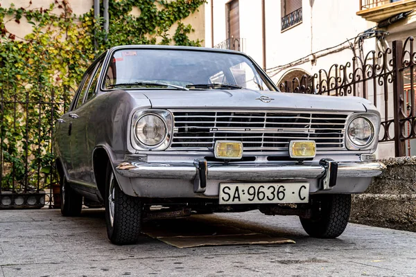 Eski Opel Kadett dört kapılı gri araba Zamora şehrinin merkez caddesinde park halinde..