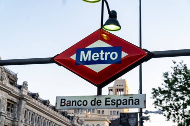 Madrid 'in merkezindeki İspanya Bankasındaki metro istasyonuna giriş tabelası..