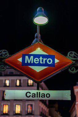 2 Temmuz 2021. Madrid, İspanya. Madrid 'in merkezindeki Callao durağındaki metro istasyonuna giriş işareti..