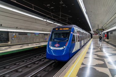 15 Mart 2023. Madrid, İspanya. Madrid metrosunun 9. hattından Concha Espina istasyonuna giren metro treni..