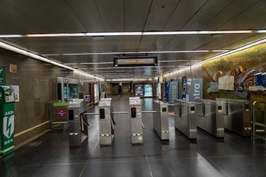 15 Mart 2023. Madrid, İspanya. Madrid metrosunun Concha Espina istasyonundaki bilet gişeleri ve turnikeler..