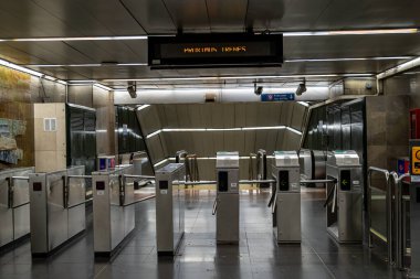 15 Mart 2023. Madrid, İspanya. Madrid metrosunun Concha Espina istasyonundaki bilet gişeleri ve turnikeler..