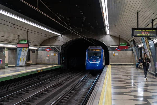 Maart 2023 Madrid Spanje Metrotrein Die Concha Espina Station Betreedt — Stockfoto