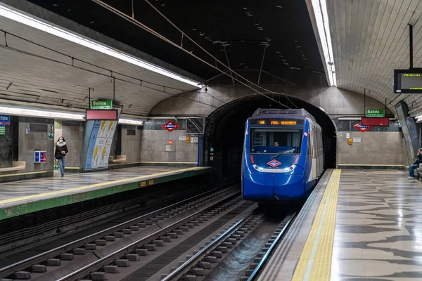 Maart 2023 Madrid Spanje Metrotrein Die Concha Espina Station Betreedt — Stockfoto