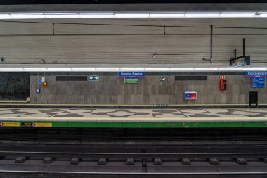 15 Mart 2023. Madrid, İspanya. Concha Espina İstasyonu, Madrid metrosunun 9. hattı. Trende bekleyen insanlar var..