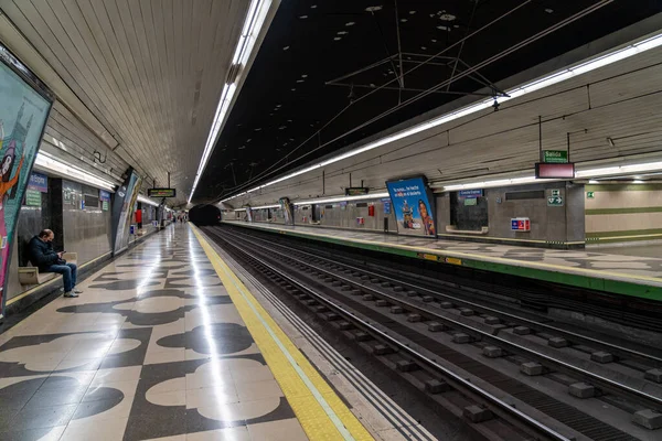 2023 스페인 마드리드 에스피나 드리드 지하철 승강장에서 기다리는 사람들이 — 스톡 사진