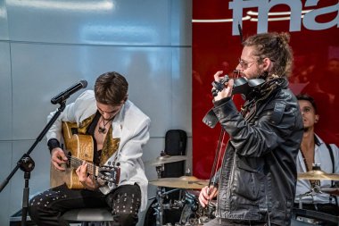 14 Ekim 2022. Efsaneler, İspanya. Parquesur alışveriş merkezindeki Fnac mağazasının kahve dükkanında rock grubu Debler Eternia 'nın kayıt anlaşması..