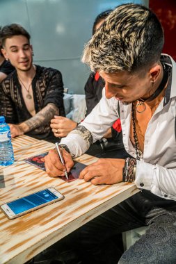 14 Ekim 2022. Efsaneler, İspanya. Parquesur alışveriş merkezindeki Fnac mağazasının kahve dükkanında rock grubu Debler Eternia 'nın kayıt anlaşması..