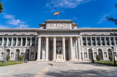 23 Mart 2023. Madrid, İspanya. Madrid 'in merkezindeki Prado Müzesi' nin ana cephesinin panoramik görüntüsü ve önünde Velazquez heykeli..
