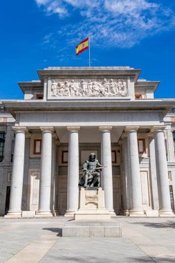 23 Mart 2023. Madrid, İspanya. Madrid 'in merkezindeki Prado Müzesi' nin ana cephesinin panoramik görüntüsü ve önünde Velazquez heykeli..