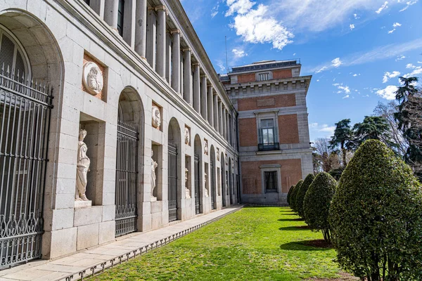 2023年3月23日西班牙马德里 位于马德里市中心的普拉多博物馆主立面全景 前面是Velazquez雕像 — 图库照片