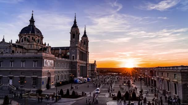从阿尔穆迪纳大教堂和马德里王宫看时间在橙色夕阳下流逝的水平时间拉普斯视频 — 图库视频影像
