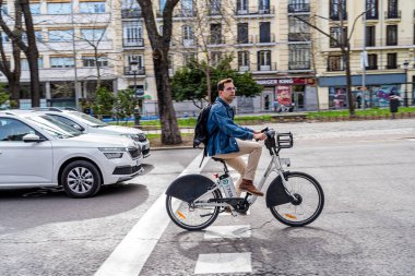 23 Mart 2023. Madrid, İspanya. Bisikletçi, Paseo del Prado boyunca bisikletle Madrid 'den geçiyor..