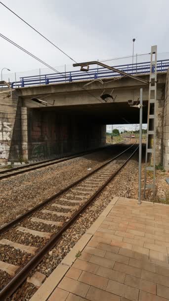 スペインのマドリード 2023年4月30日 マドリードのサンタ エウゲニア駅に入るRenfe通勤2本の高さ列車の垂直フォーマットビデオAtochaとRecoletosに向かう — ストック動画