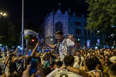 Madrid, İspanya. 7 Mayıs 2023. Kral İspanya Kupası 'nı kazandıktan sonra gerçek Madrid Futbol Takımı taraftarlarının Sibeles Meydanı' nda gece kutlaması..