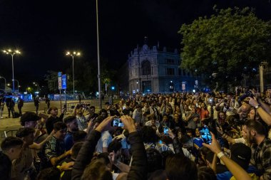 Madrid, İspanya. 7 Mayıs 2023. Kral İspanya Kupası 'nı kazandıktan sonra gerçek Madrid Futbol Takımı taraftarlarının Sibeles Meydanı' nda gece kutlaması..