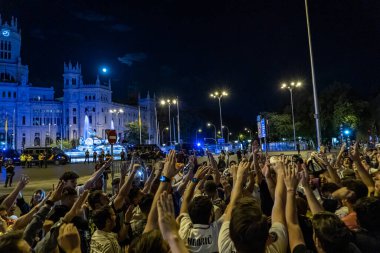 Madrid, İspanya. 7 Mayıs 2023. Kral İspanya Kupası 'nı kazandıktan sonra gerçek Madrid Futbol Takımı taraftarlarının Sibeles Meydanı' nda gece kutlaması..