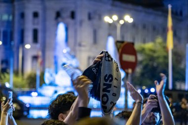Madrid, İspanya. 7 Mayıs 2023. Kral İspanya Kupası 'nı kazandıktan sonra gerçek Madrid Futbol Takımı taraftarlarının Sibeles Meydanı' nda gece kutlaması..