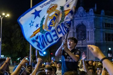 Madrid, İspanya. 7 Mayıs 2023. Kral İspanya Kupası 'nı kazandıktan sonra gerçek Madrid Futbol Takımı taraftarlarının Sibeles Meydanı' nda gece kutlaması..