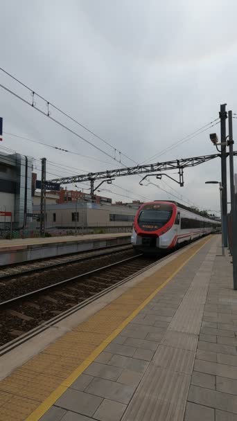 スペインのマドリード 2023年4月30日 マドリードのアトーチャからの現代通勤電車の垂直ビデオ目的地Alcala Henaresサンタ エウジェニア駅に入る — ストック動画
