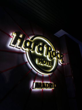 Madrid, İspanya. 23 Mart 2023. Madrid 'de, Ronda de Valencia caddesindeki Hard Rock Oteli cephesinde aydınlatma işareti var.. 