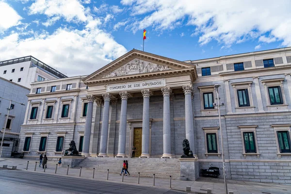 西班牙马德里 2023年4月15日在一个阳光明媚 乌云密布的城市 西班牙议会主要立面的水平图像 — 图库照片