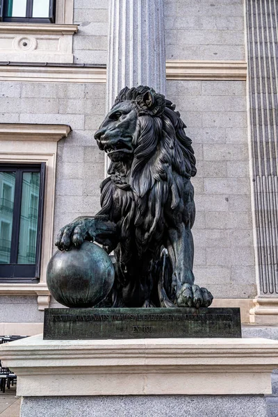 Мадрид Испания Апреля 2023 Года Вертикальный Образ Одного Бронзовых Львов Стоковое Изображение