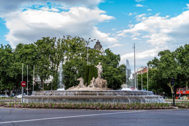 Madrid, İspanya. 15 Mayıs 2023. Madrid 'de bulutlu güneşli bir günde Plaza ve Neptün Pınarı.