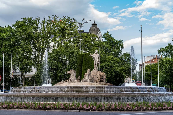 Madrid, İspanya. 15 Mayıs 2023. Madrid 'de bulutlu güneşli bir günde Plaza ve Neptün Pınarı.