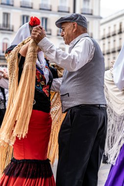 Madrid, İspanya. 15 Mayıs 2023. Madrid 'in tipik kostümleriyle Chulapos gibi giyinmiş çiftler şehrin merkezinde Puerta de Sol' un km 'sinde dans ediyorlar..