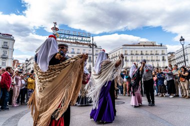 Madrid, İspanya. 15 Mayıs 2023. Madrid 'in tipik kostümleriyle Chulapos gibi giyinmiş çiftler şehrin merkezinde Puerta de Sol' un km 'sinde dans ediyorlar..