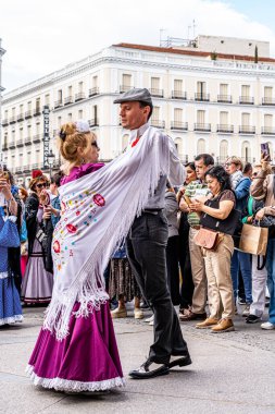Madrid, İspanya. 15 Mayıs 2023. Madrid 'in tipik kostümleriyle Chulapos gibi giyinmiş çiftler şehrin merkezinde Puerta de Sol' un km 'sinde dans ediyorlar..