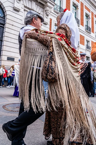 Madrid, İspanya. 15 Mayıs 2023. Madrid 'in tipik kostümleriyle Chulapos gibi giyinmiş çiftler şehrin merkezinde Puerta de Sol' un km 'sinde dans ediyorlar..