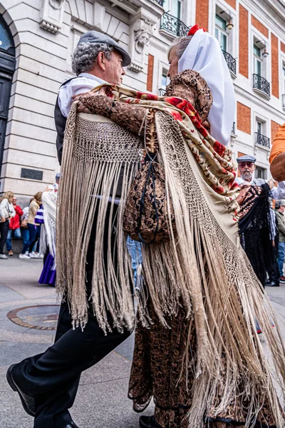 stock image Madrid, Spain. May 15, 2023. Couples dressed as chulapos with typical costumes of Madrid, dancing chotis in the km 0 of the Puerta de Sol in the center of the city.