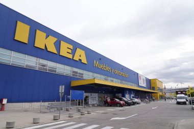 Madrid, İspanya. 2 Haziran 2023. Madrid 'deki Ensanche de Vallecas' taki La Gavia alışveriş merkezinde bulunan İsveç Ikea mağazasının ana giriş kapısı..