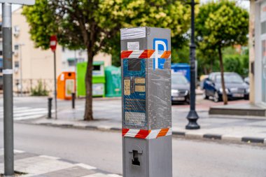 Arganda del Rey, İspanya. 8 Haziran 2023. Şehir merkezindeki ödeme bölgelerinin kaldırılmasının ardından kentteki park cezalarını ödemek için park sayaçları..