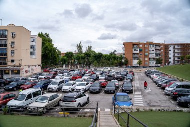 Arganda del Rey, İspanya. 8 Haziran 2023. Vedia Dönemi 'nin ücretsiz park yeri, kasabanın merkezinde yaya geçidinin ve parkın yanında..