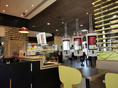 Gelecek Rivas, İspanya. 4 Ağustos 2023. Rivas Futura Alışveriş Parkı 'ndaki McDonald' s restoranının içi. Pasta alanı, kafeler ve sipariş makineleri manzaralı..