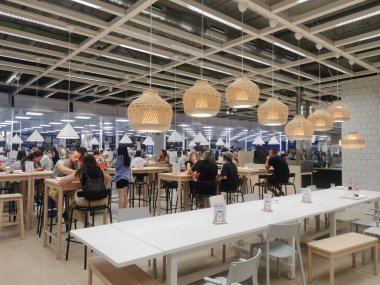 Madrid İspanya. 6 Ağustos 2023. Madrid 'in Ensanche de Vallecas mahallesindeki La Gavia alışveriş merkezindeki Ikea mağazasının restoran ve kafeteryası..