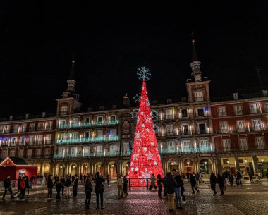 Madrid, İspanya. 23 Kasım 2023. Madrid Belediye Başkanı caddesinde ışıklar açıldıktan sonra yılbaşı aydınlanması.