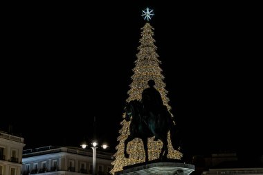 Madrid, İspanya. 24 Kasım 2023. Madrid 'deki Sol Meydanı' nda ışıklar açıldıktan sonra Noel aydınlanması.