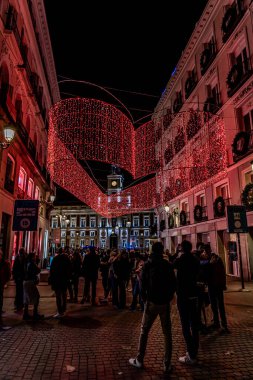 Madrid, İspanya. 24 Kasım 2023. Madrid 'in merkezindeki Preciados caddesinde ışıklar açıldıktan sonra Noel aydınlanması.