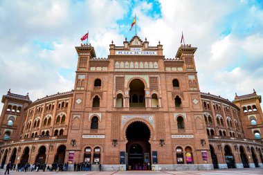 Madrid, İspanya. 2 Aralık 2023. Madrid 'deki Las Ventas arenasının ana cephesi. Mavi gökyüzü ve beyaz bulutlar.. 