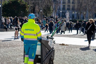 Madrid, İspanya. 1 Şubat 2023. Madrid Belediye Binası temizlik işçisi. Şehir merkezinde elektrikli çöp arabası çalışıyor..
