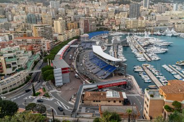 Monako, Monako 'da. 29 Mart 2024. Marina bölgesi, La Rascasse kavşağı, pit lane, yüzme havuzu, tabac ve Monako pistinin düz alanı yukarıdan görülebiliyor..