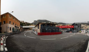 29 Mart 2024. Monako Formula 1 pistinin La Rascasse köşesinin panoramik görüntüsü, trafiğe açık, yarış çitleri monte edilmiş ve içinde aynı ismin çubuğu var..
