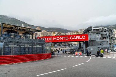 29 Mart 2024. Monako Formula 1 pistinin La Rascasse köşesi, trafiğe açık, yarış çitleri monte edilmiş ve içinde aynı isimde bir bar var..