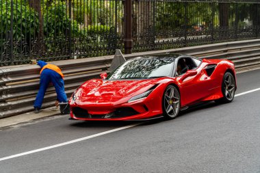 29 Mart 2024. Monako, Monako 'da. İşletmeci, kırmızı ferrari f8 örümceğinin anısına Mirabeau haute eğrisinin içinde Monako Formülü 1 turunun hazırlıklarını yapıyor..