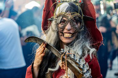 El Alamo, İspanya. 1 Mayıs 2023. El Alamo ortaçağ fuarında geçit törenleri, ziyaretçilere atmosfer sağlamak, dönem kostümleri giymek ve akustik müzik çalmak.