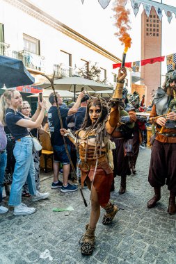 El Alamo, İspanya. 1 Mayıs 2023. El Alamo ortaçağ fuarında geçit törenleri, ziyaretçilere atmosfer sağlamak, dönem kostümleri giymek ve akustik müzik çalmak.